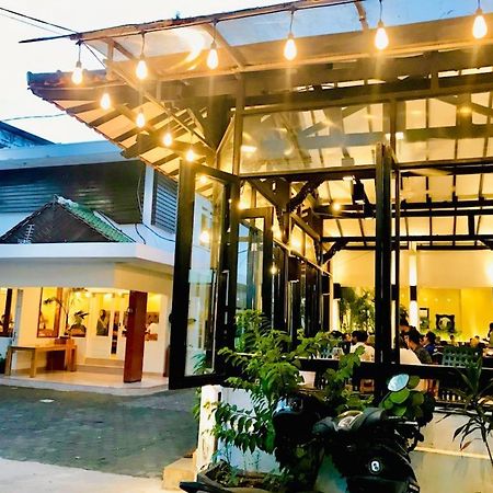 Belaya Hotel Jepara Buitenkant foto