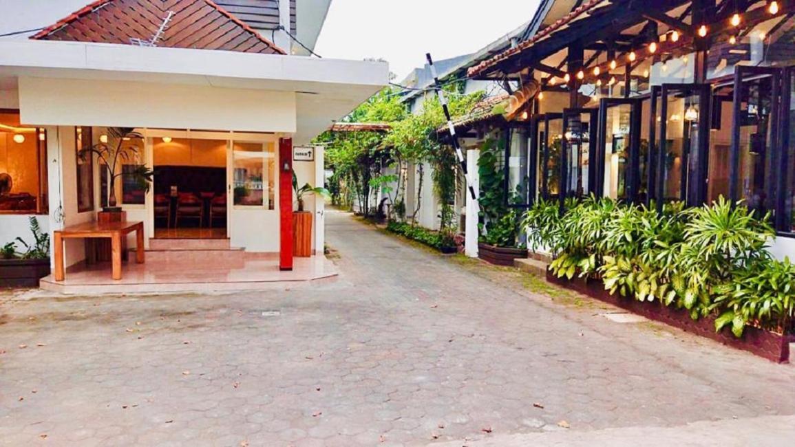 Belaya Hotel Jepara Buitenkant foto