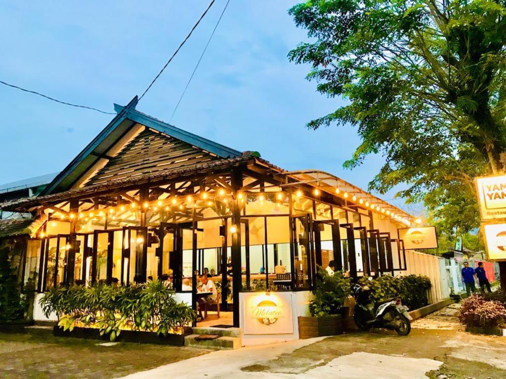 Belaya Hotel Jepara Buitenkant foto
